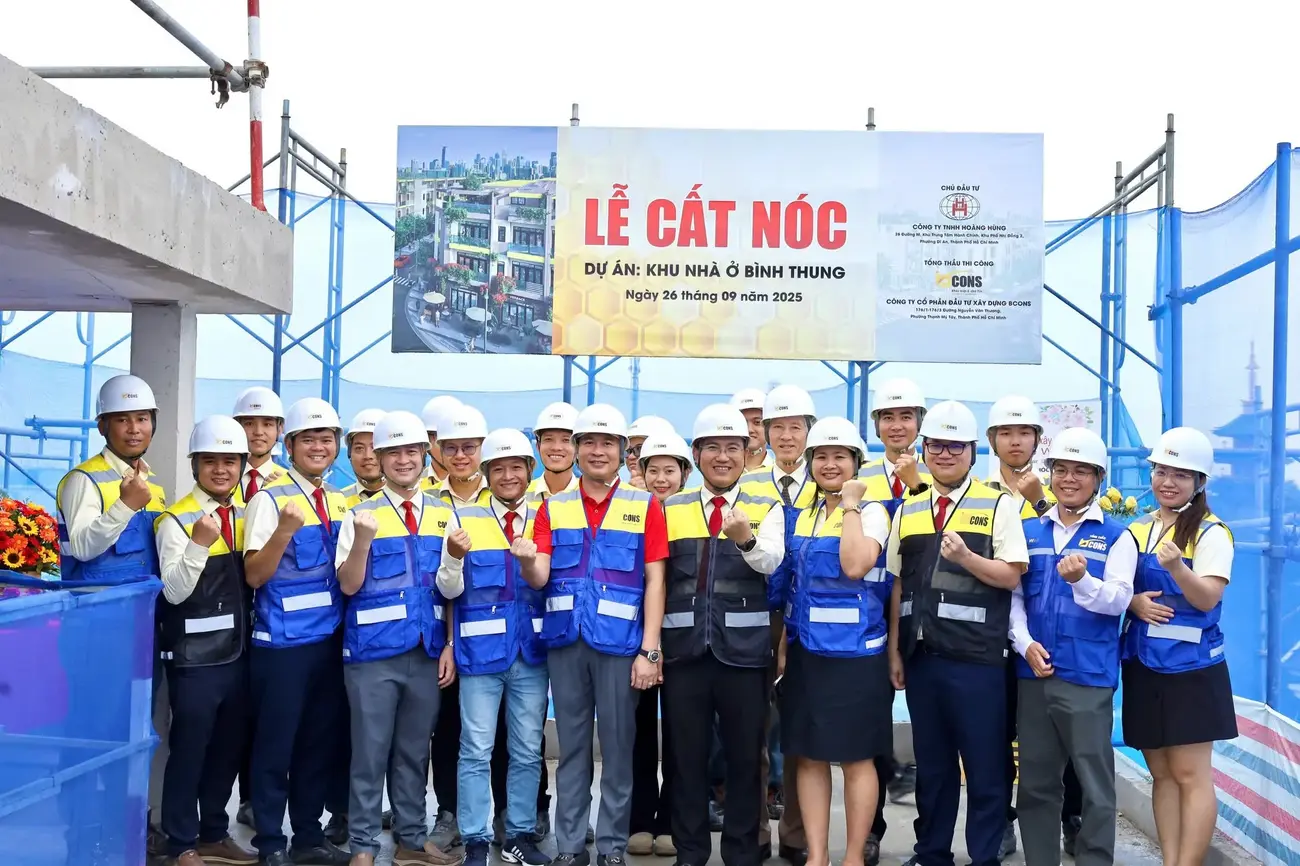 Đội ngũ Bcons Group tại lễ cất nóc Khu nhà ở Bình Thung, cam kết ứng dụng công nghệ BIM và đảm bảo chất lượng công trình.